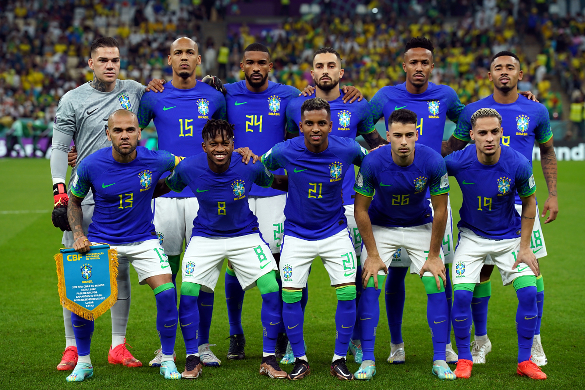 包含欧洲足球巨星齐聚一堂，精彩比赛连连的词条