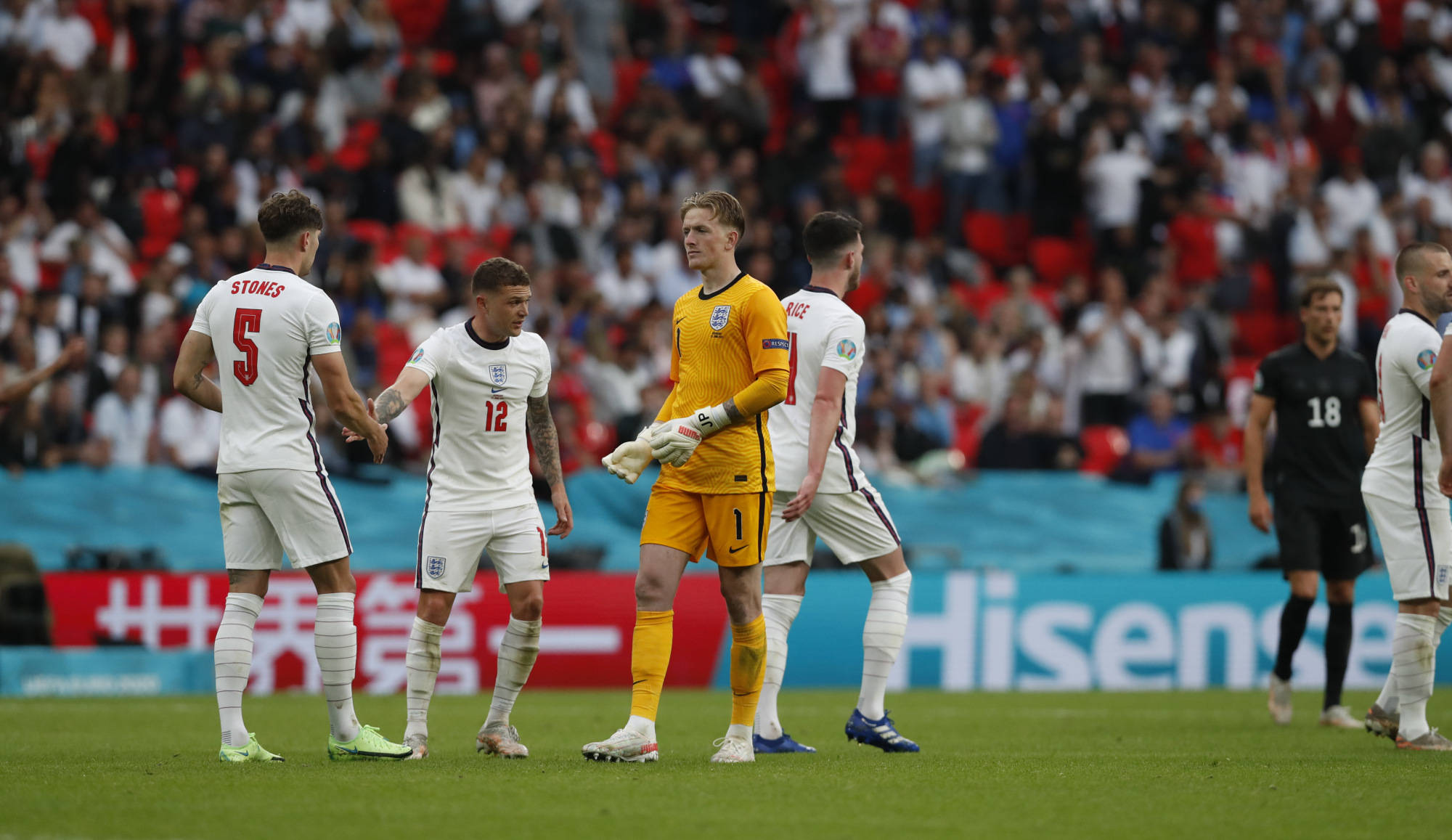 包含冰岛队不敌强手，小组出局无缘淘汰赛的词条